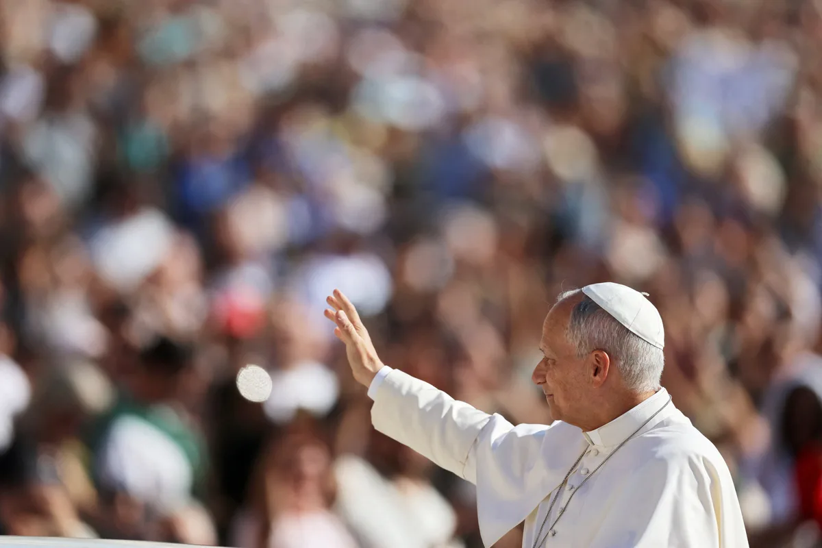 Quién está al frente del Vaticano mientras el papa León XIV permanece hospitalizado tras una cirugía por un adenocarcinoma pulmonar