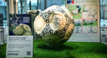 Bola do golo de Maradona com a "mão de Deus" vendida por quase 3 ME