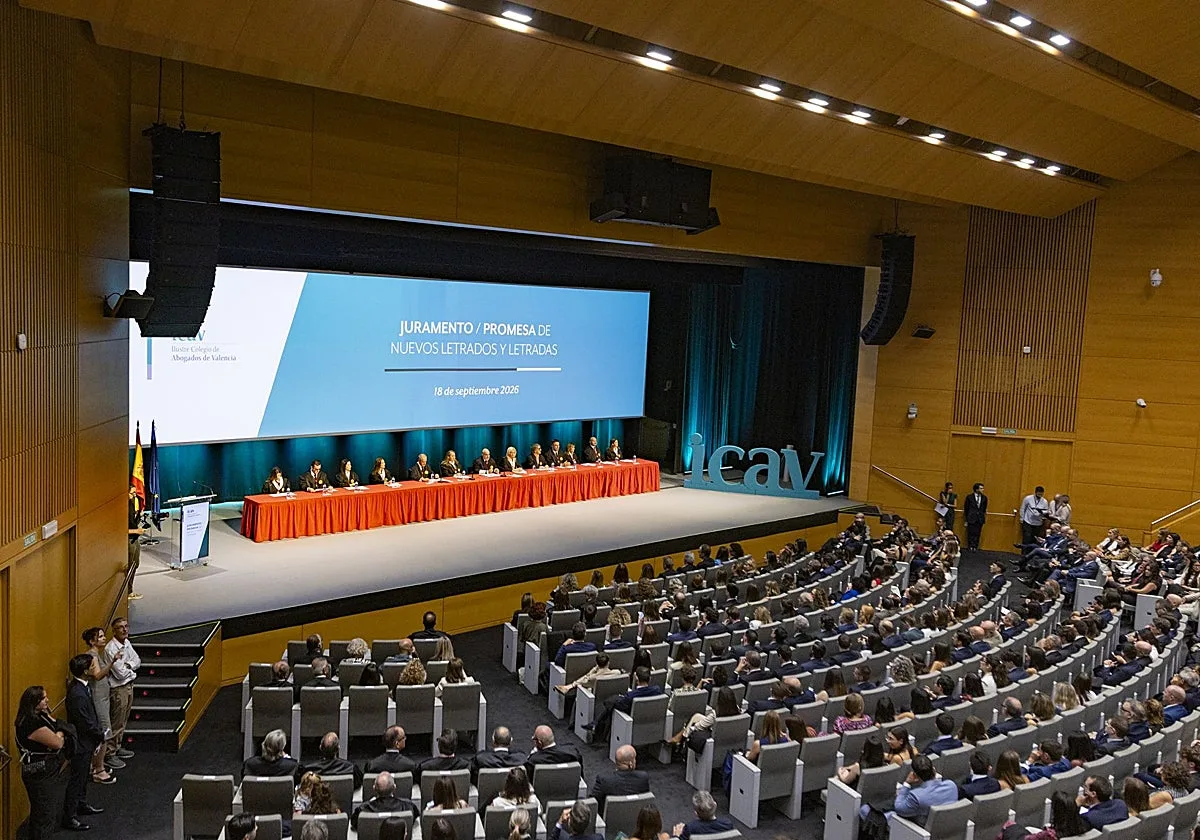 Jura de nuevos abogados del ICAV marcada por la reivindicación del respeto a la abogacía y más medios para la Justicia
