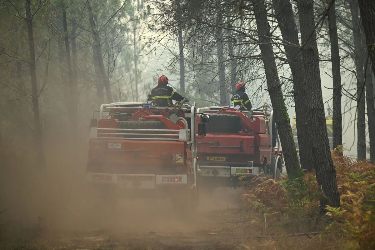 Canicule et incendies : le feu dans les Landes pas encore maîtrisé ; l’ouest de la France sort de la vigilance orange canicule