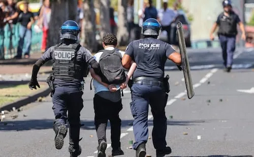 Macron pide a estudiantes "protestar en calma respetando a las personas y bienes"; van 5 mil menores detenidos