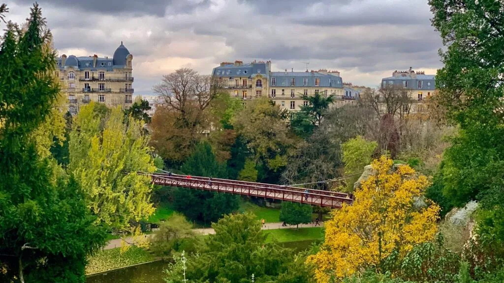 À Paris, des balades dans les parcs pour identifier des plantes sauvages comestibles
