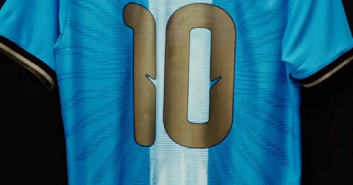 De gala: Messi presentó la camiseta que usará en su último partido con la Selección Argentina