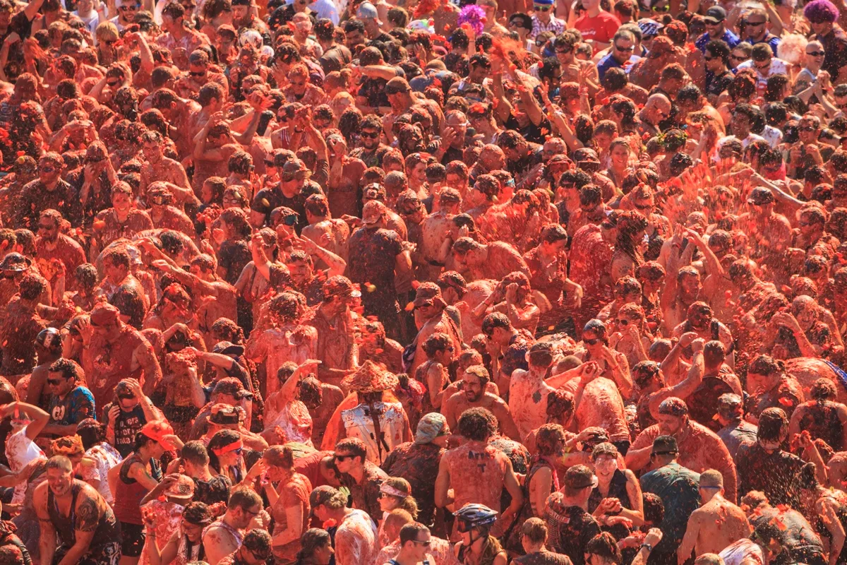 La Tomatina: guerra de tomates espalha 165 toneladas do fruto pelas ruas