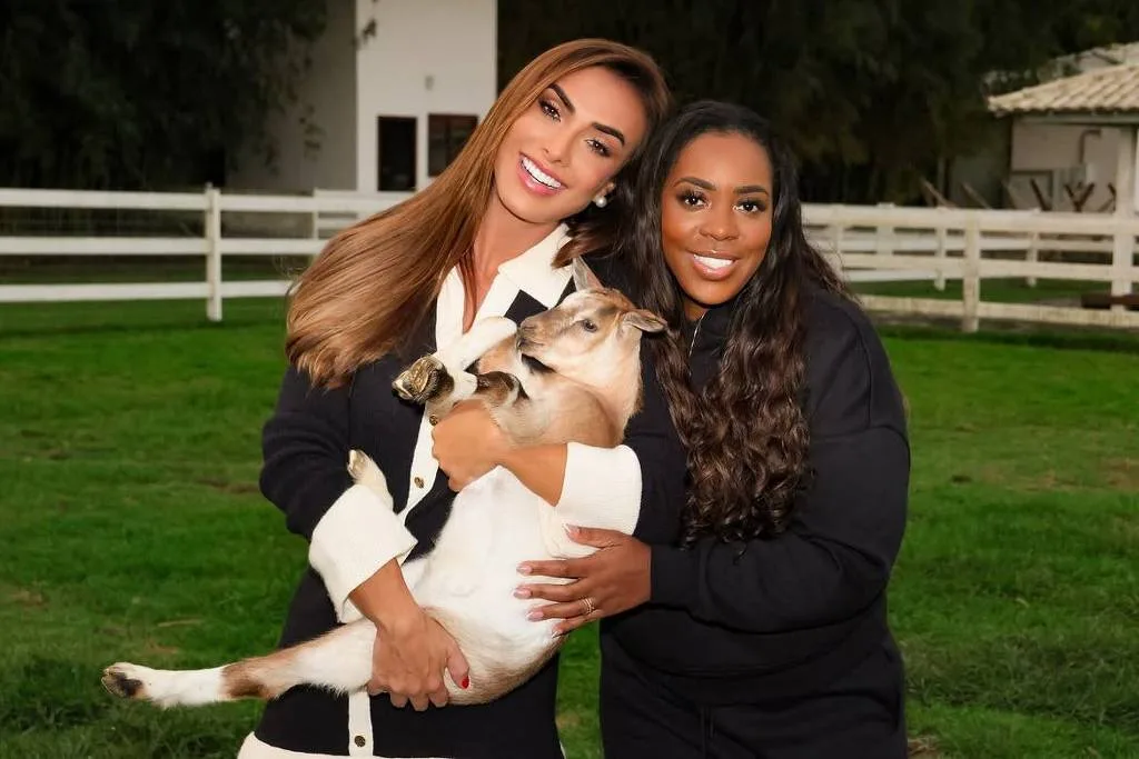 Nicole Bahls batiza cabrito de Vini Jr. e recebe mãe do jogador: 'Virginia já está aqui'