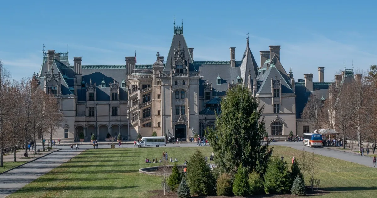 En 1888, George Vanderbilt comenzó a construir una vasta propiedad en Carolina del Norte; 26 años después, su viuda vendió 86.700 acres de su finca por 433.500 dólares, lo que ayudó a crear el núcleo del Bosque Nacional Pisgah en 1916