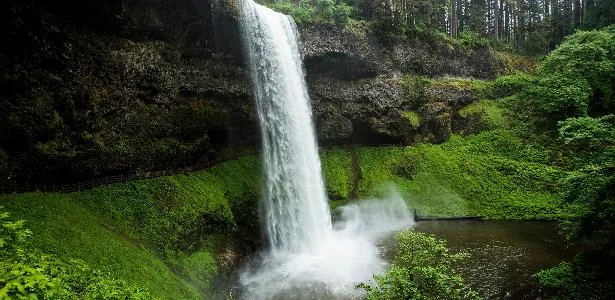 Turista de 20 anos morre após cair de cachoeira enquanto posava para fotos