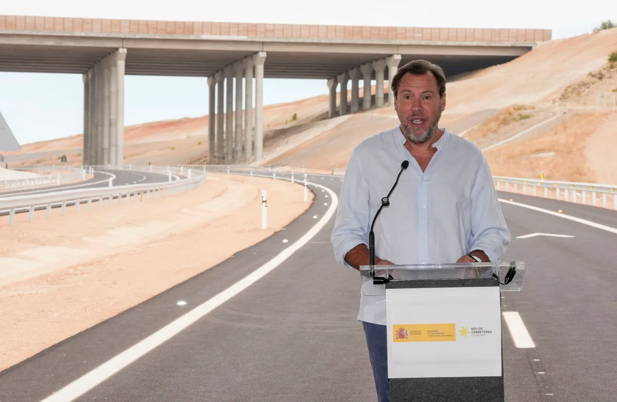 Puente trata de rebajar el debate sobre el relevo de Sánchez: "Lo que he dicho sirve para la sucesión del Papa, de Mbappé o del novio de Angelina Jolie"