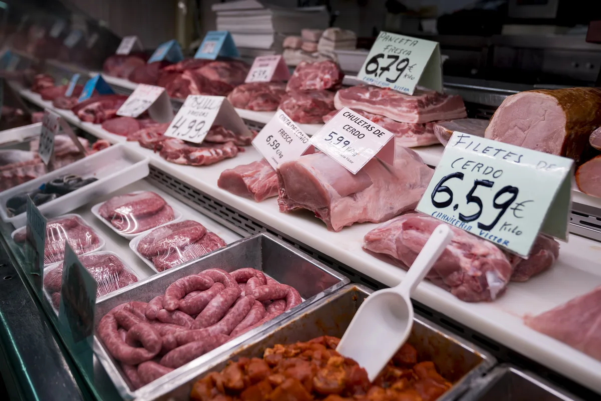 La justicia avala el despido de una trabajadora de un supermercado por llevarse carne sin pagar valorada en 14 euros