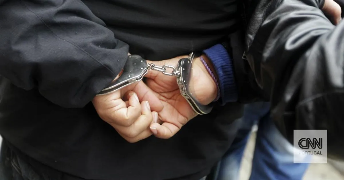 Estrangulava, perseguia e enviava ameaças de morte por mensagem. Detido em Oeiras homem suspeito de agredir ex-companheira