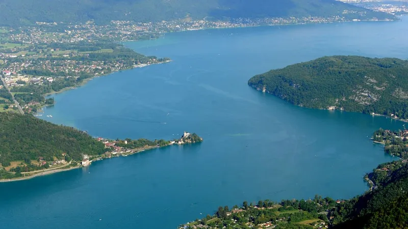 Tuerie de Chevaline: des analyses en cours après la découverte d'une arme dans le lac d'Annecy