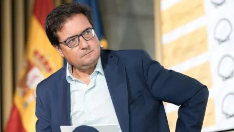 Óscar López pone límites a la IA pero pide no tenerle miedo: "No hay que temer a la innovación"
