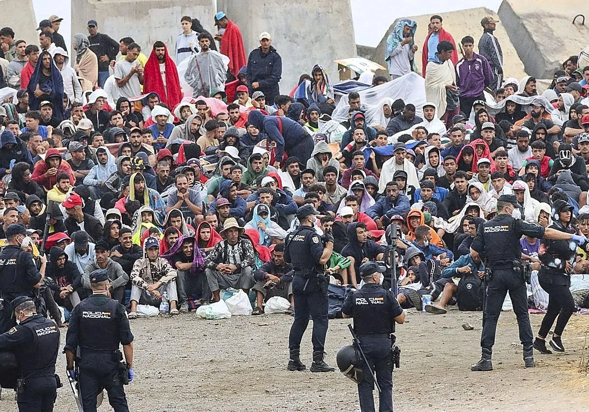 Los inmigrantes hacen naufragar el plan de reagrupación del Gobierno en Ceuta