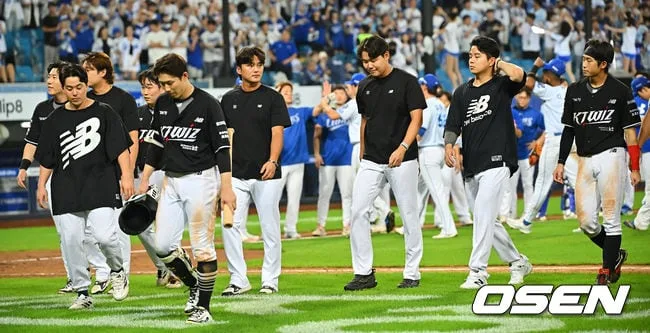 [사진] 삼성에 2위로 밀려난 KT 선수들