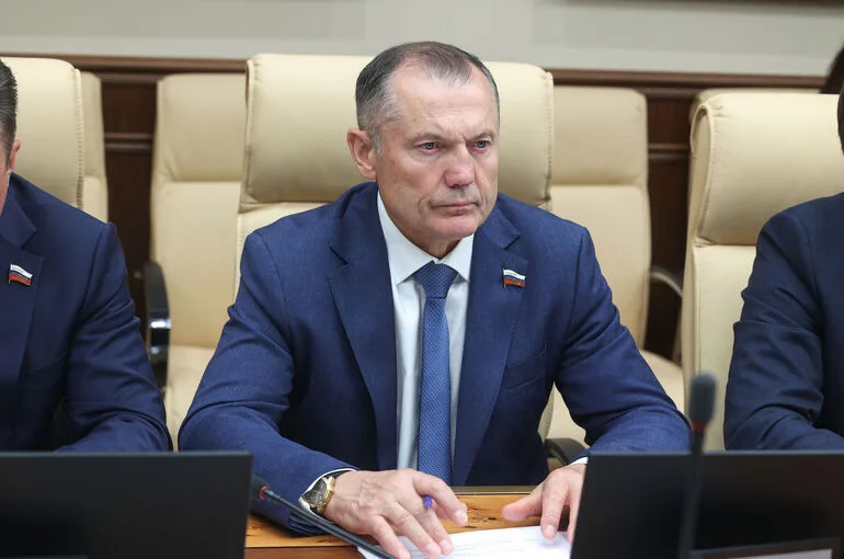 Сенатор Мурог предложил включить обучение ИИ в программы переподготовки учителей