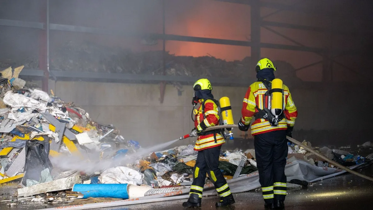Brand: Feuer auf Recyclinghof - 500 Kubikmeter Material brennen