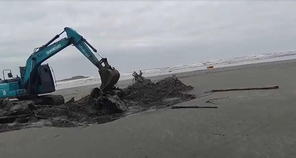 Carro soterrado na areia de praia é retirado com retroescavadeira; VEJA