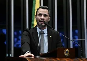 Cleitinho chega à véspera do prazo sem registro após idas e vindas em Minas