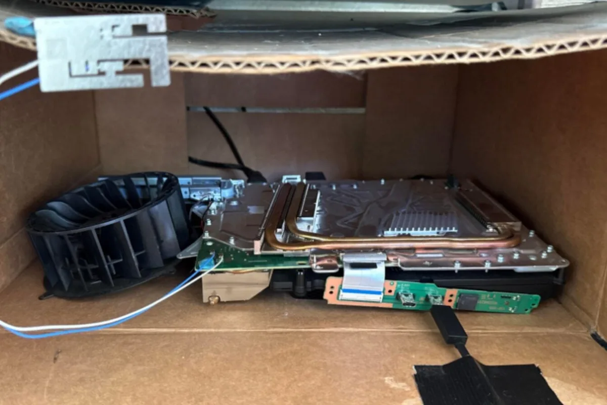 Il achète une PS5 Pro démembrée et la fait tourner dans une boîte en carton : voici le résultat