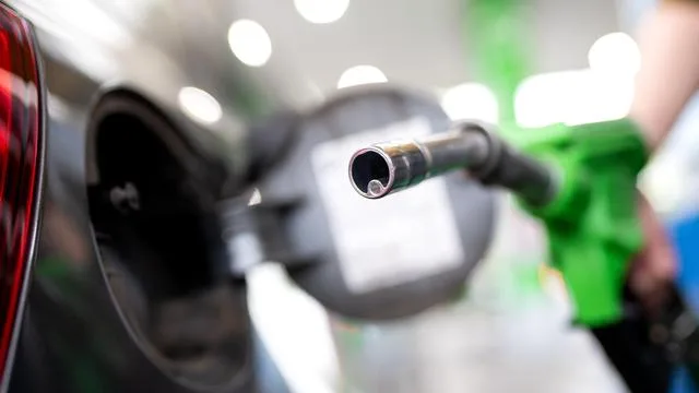 Spritpreise: Tankstellenverband hält Spritpreise von drei Euro je Liter für möglich
