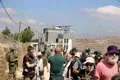 Decenas de colonos israelíes asaltan la vivienda palestina en Qusra que asediaban desde hace semanas