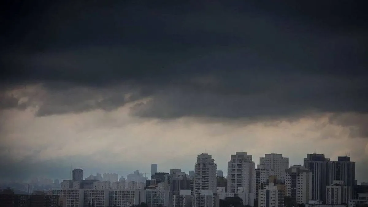 Alertas de tempestade severa com frente fria antecedem formação de ciclone extratropical próximo a SC