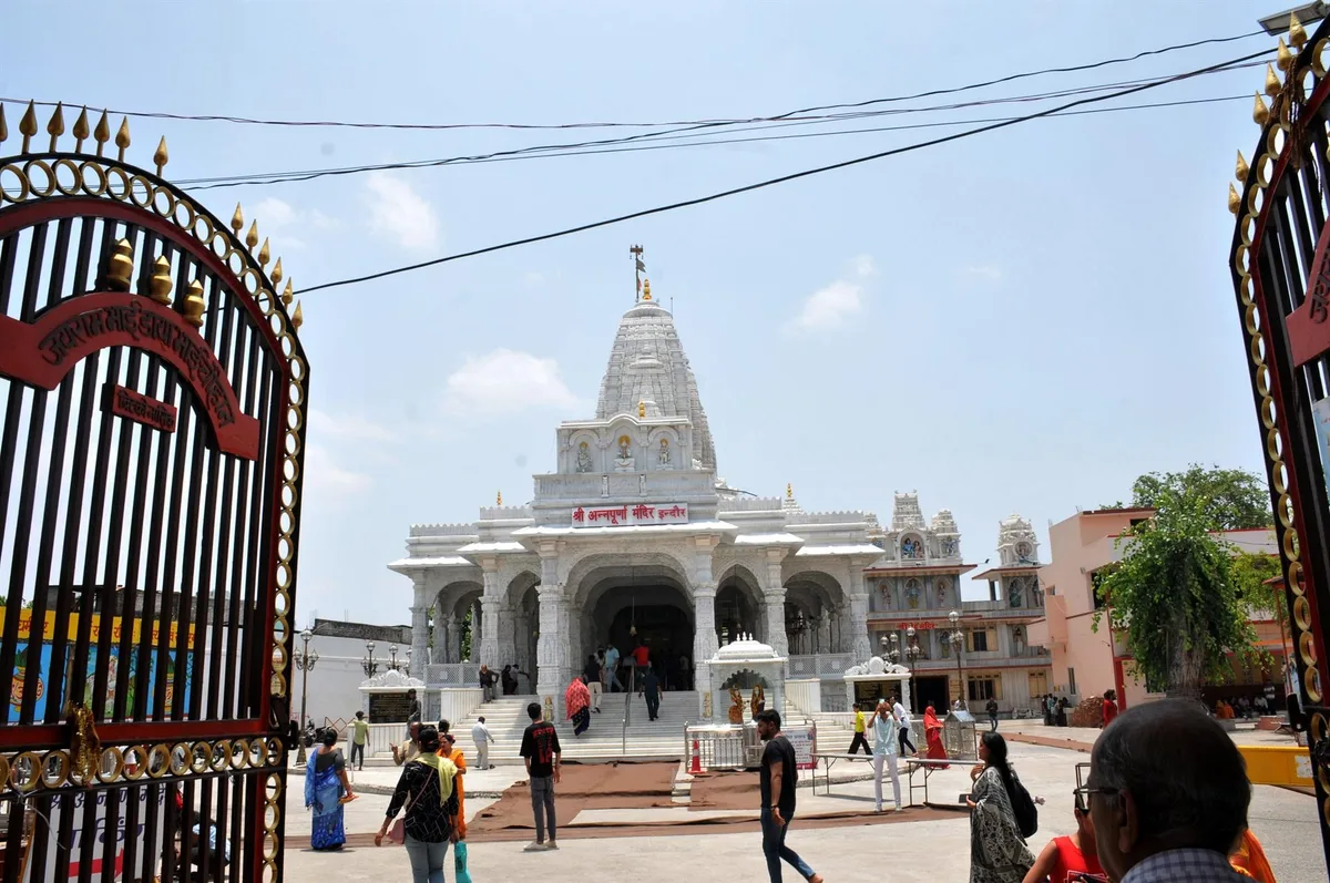 Mueren al menos 15 feligreses atropellados por un camión a las afueras de un templo en Madhya Pradesh (India)