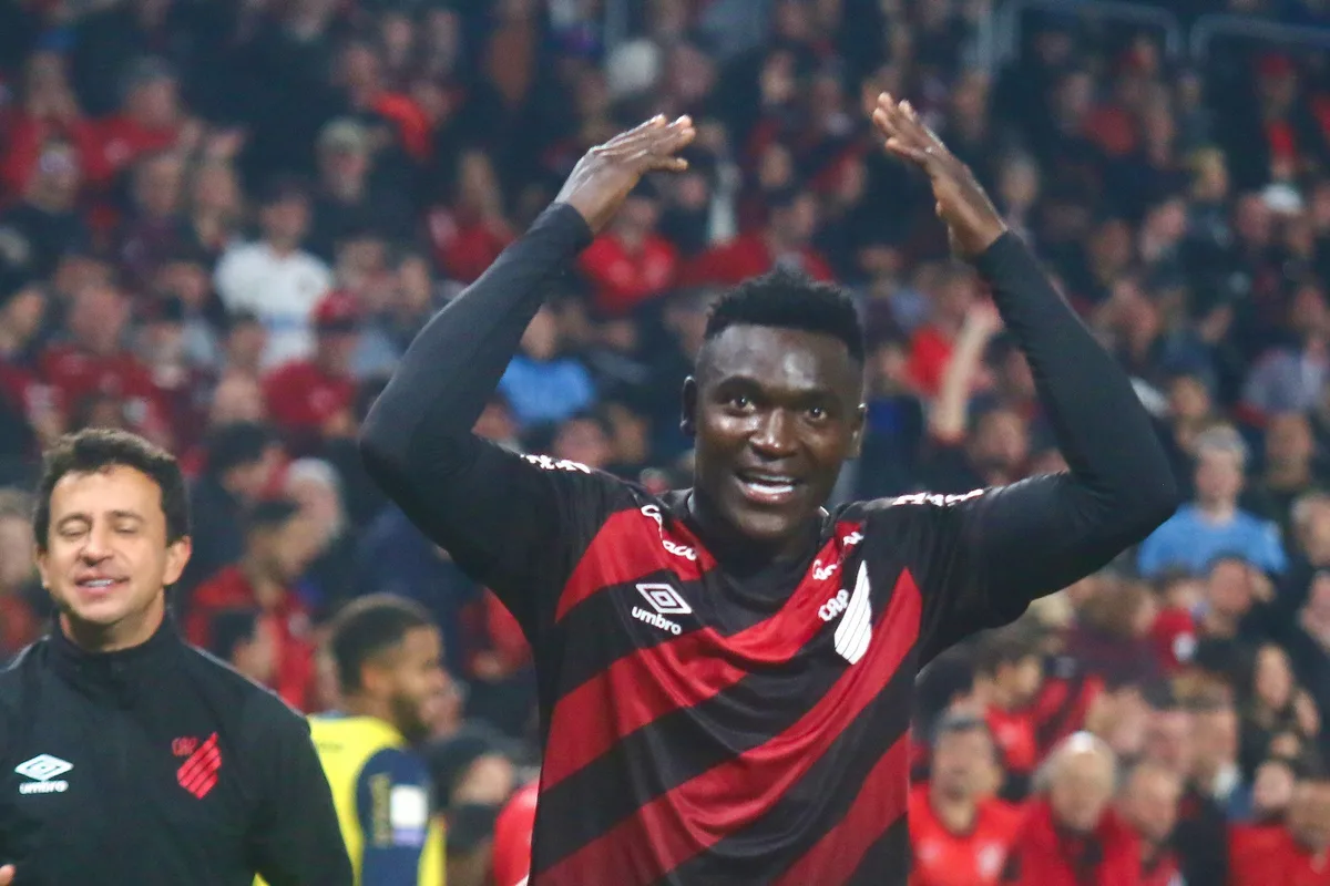 Puxado por Viveros, Athletico repete feitos de 13 anos e briga por vaga na Libertadores após acesso