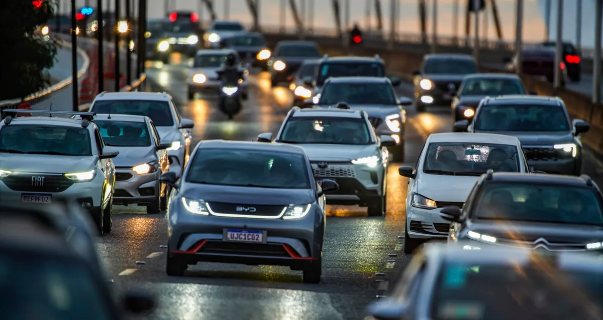 Projeto propõe triplicar teto de pontos para suspender CNH de motoristas de aplicativo e de ônibus, taxista e caminhoneiro