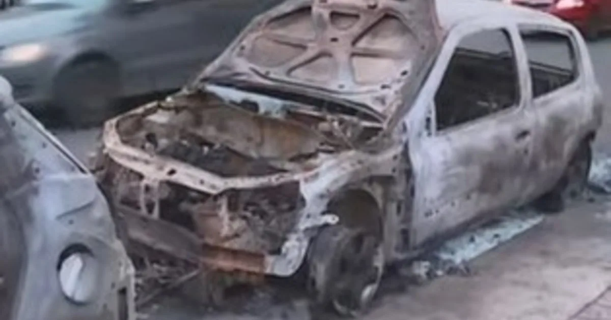 Misterio y temor en San Martín: buscan a los "quemacoches" que ya incendiaron ocho autos en 10 días