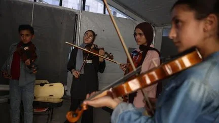 "Mon violon n'avait plus que trois cordes" : à Gaza, la musique continue de résonner au milieu des ruines