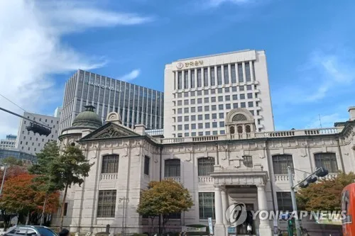 한은 "금리 0.25%p 오르면 가계 3.3조·기업 3.7조 이자부담↑"