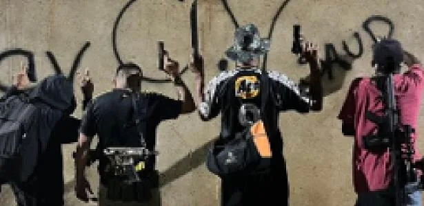 Polícia prende 100 suspeitos de integrar o CV e bloqueia R$ 73 mi no CE
