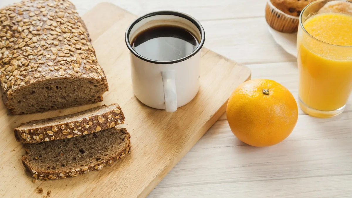 Los nutricionistas avisan: el desayuno más habitual en España después de los 60 se queda corto de proteína