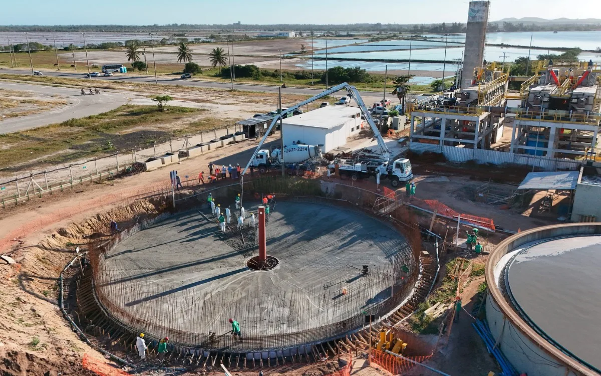 Obra da ETE Praia do Siqueira avança com megaoperação de concretagem