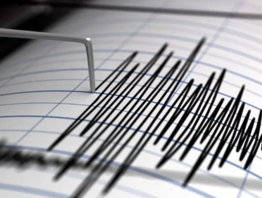 Fuerte sismo de magnitud 7,7 sacude Indonesia