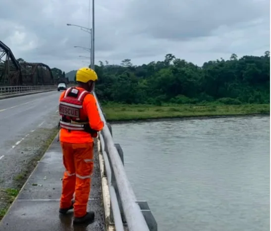 Buscan a un menor arrastrado por la corriente durante fuertes lluvias en Panamá