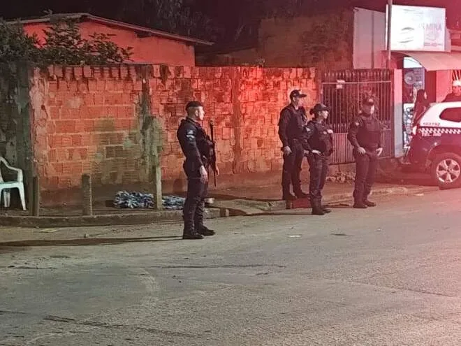 Adolescente é executado com mais de seis tiros em esquina de praça