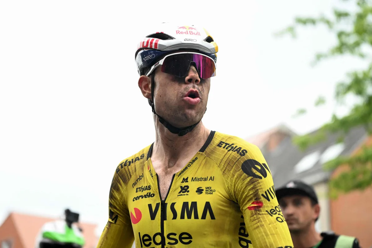 Van Aert pierde sus gafas tras lanzar a Brennan: “No soy Pogacar, no puedo estrenarlas todos los días”
