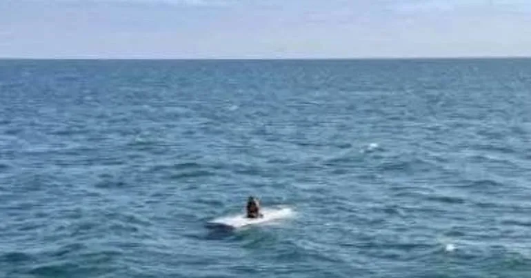 Jovem de 15 anos sobrevive dias em cima de barco que virou