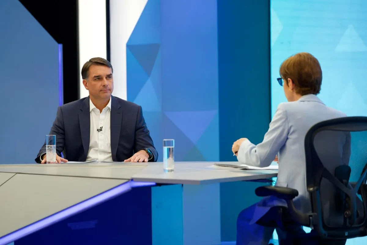 Flávio Bolsonaro diz que 'contrato não foi cumprido' ao responder por que pediu R$ 134 milhões a Vorcaro para filme que custou R$ 75 milhões