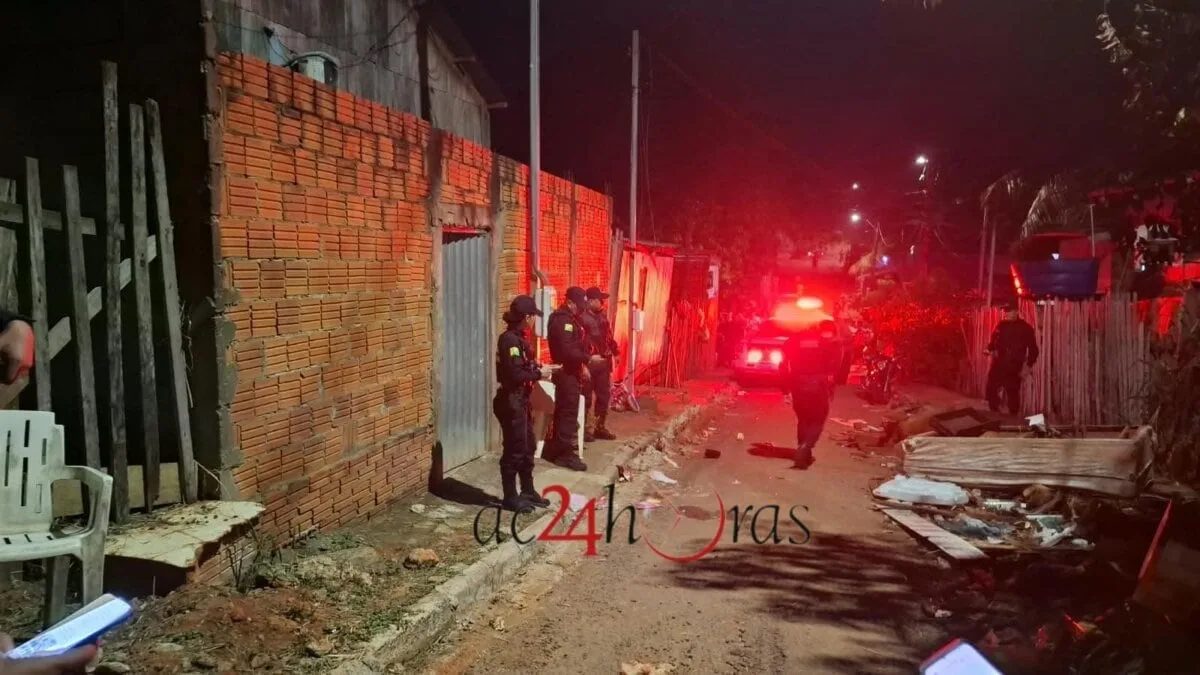 Mulher é morta a tiros após ser abordada por dupla em motocicleta no bairro Vitória