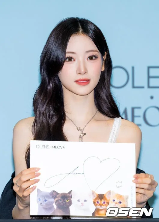 [사진]미야오 안나,'고양이 하트가 담긴 사인'