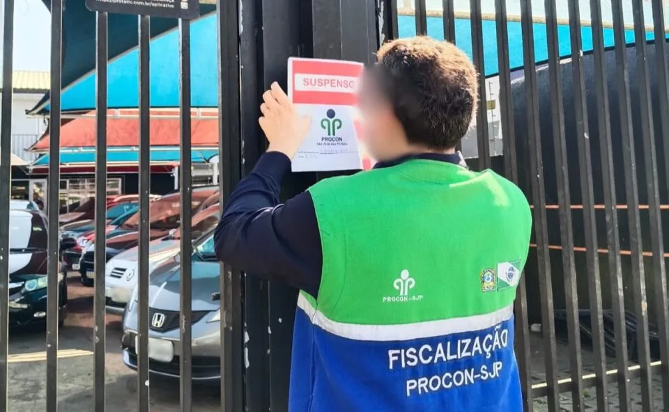 Três lojas de veículos em Curitiba são interditadas após denúncias de consumidores