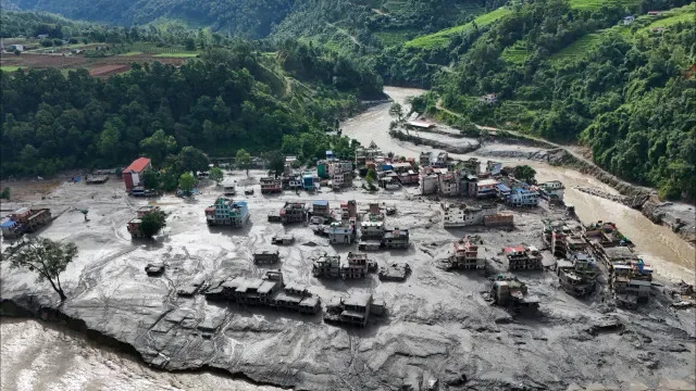 Sismo, avalanche, cheias e cenário devastador no Nepal. O que aconteceu?