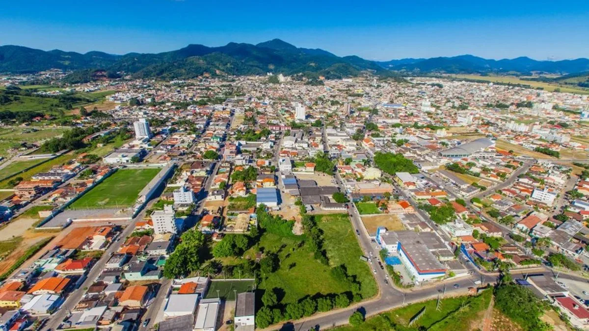 Adolescentes invadem escola após pularem muro para rever professora de quem ‘sentiam saudades’ em SC