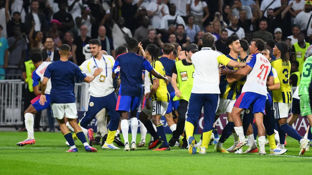 En Ligue des champions, bagarre générale entre joueurs et staff après l’élimination de Lyon face à Fenerbahçe