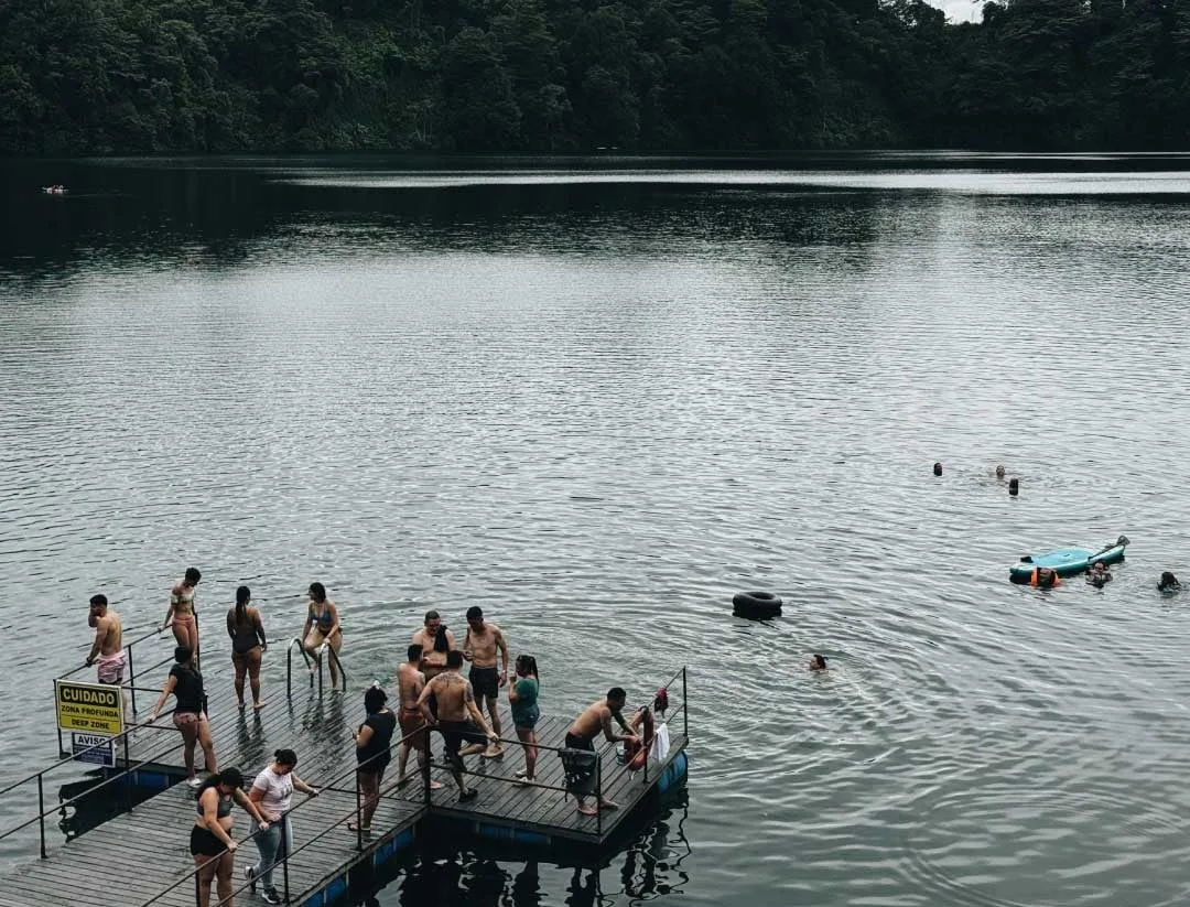 Costa Rica: Un posible diplomático extranjero fallece tras ser hallado sumergido en una laguna de Alajuela