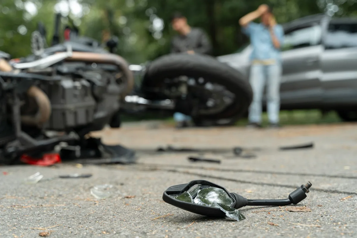 Especialistas explican cómo hay que manejar una moto en días fríos para evitar accidentes