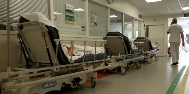 Dans des services d’urgence en surchauffe, les « patients brancards » dans les couloirs, un phénomène devenu « chronique »